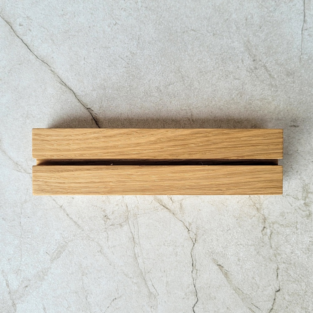 A5-menustandaard uit eikenhout met acrylhouder 150×40×30 mm groef 3,5×15 mm, hardwax