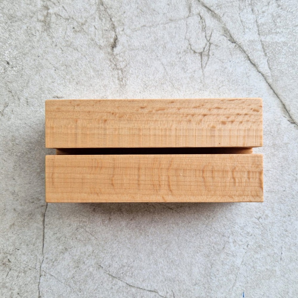 A4/3-menustandaard uit beukenhout met acrylhouder 105×50×40 mm groef 3,5×15 mm, hardwax