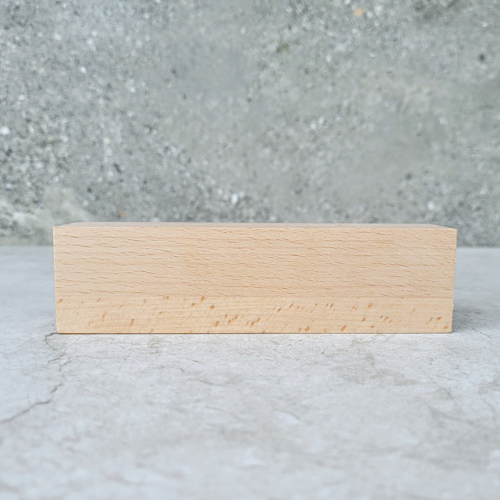 A5-menustandaard uit beukenhout met acrylhouder 150×40×40 mm groef 3,5×15 mm, hardwax